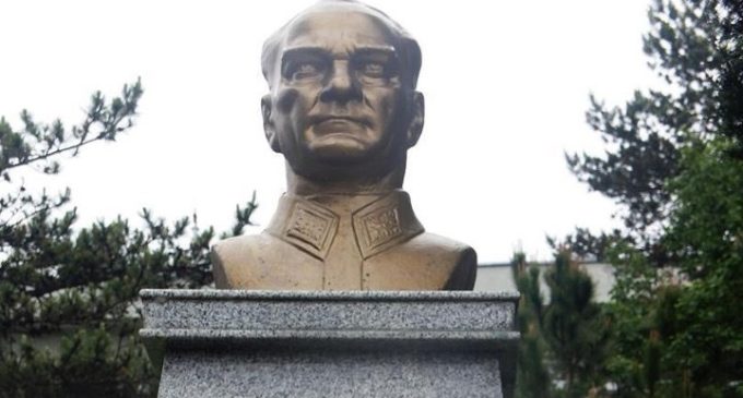 Atatürk heykelini çalıp satan dört kişi tutuklandı