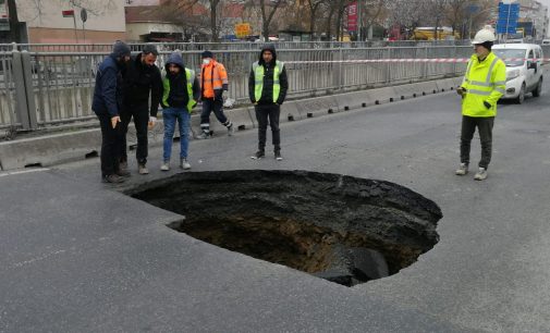 İstanbul’da metro inşaatı yanındaki yol çöktü