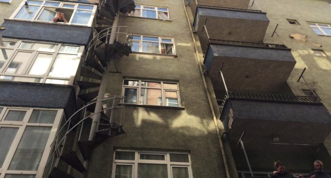 Cam silerken beşinci kattan düşen kadın yaşamını yitirdi