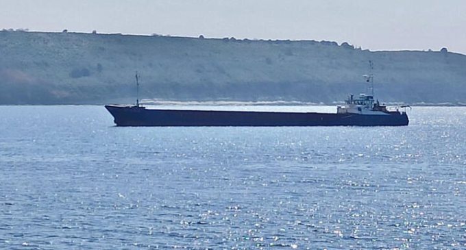 Demir yüklü gemi, Çanakkale Boğazı’nda karaya oturdu