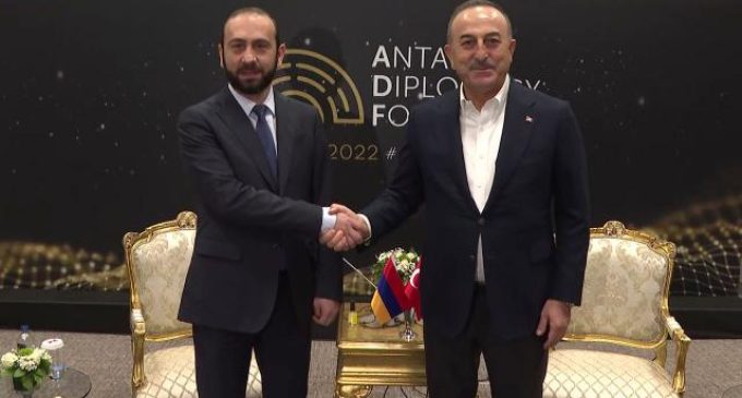 Dışişleri Bakanı Çavuşoğlu, Ermenistanlı mevkidaşı Mirzoyan ile görüştü