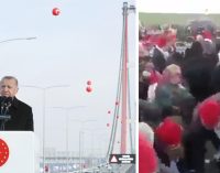 Erdoğan’ın “Geçişler 200 liracık” dediği köprü açılışında bedava erzak izdihamı yaşandı