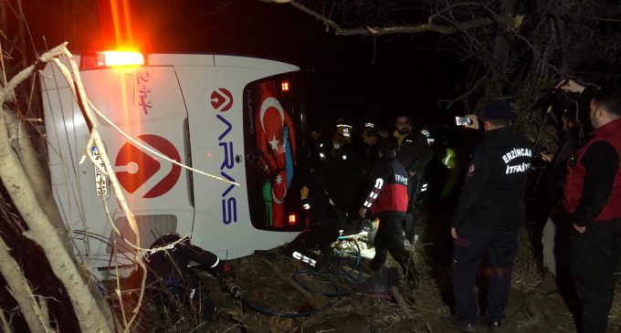 Yolcu otobüsü şarampole devrildi: İki ölü, 31 yaralı