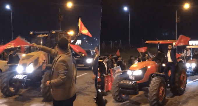 Kılıçdaroğlu, Diyarbakır’da akaryakıt zamlarını protesto eden çiftçiler tarafından traktörle karşılandı