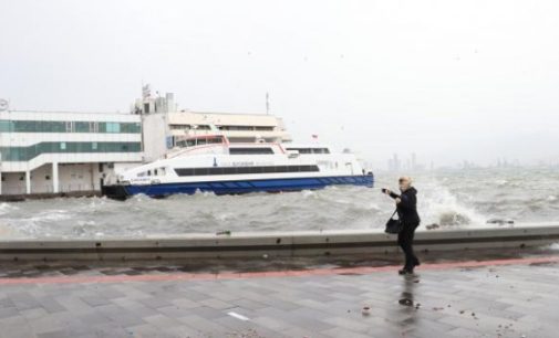 İzmir’de arabalı vapur seferlerine fırtına engeli