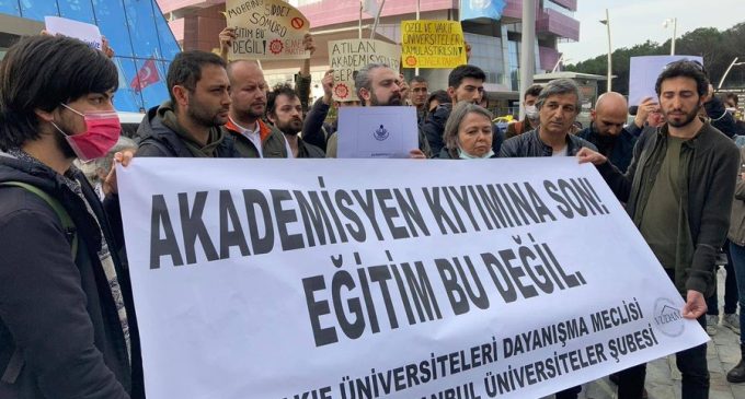 Tazminatsız işten çıkarılan Nişantaşı Üniversitesi öğretim üyelerinden protesto: “Zulüm yuvasına dönüştü”