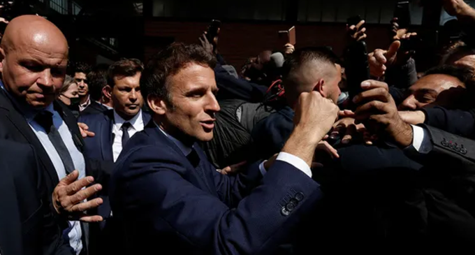 Fransa Cumhurbaşkanı Macron’a domatesli saldırı