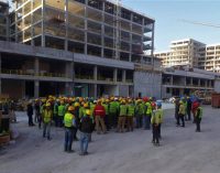 İzmir Şehir Hastanesi’nde maaşlarını alamayan inşaat işçileri greve başladı