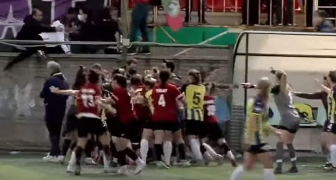 Amed Sportif – Fenerbahçe Kadın futbol takımının maçında kavga çıktı