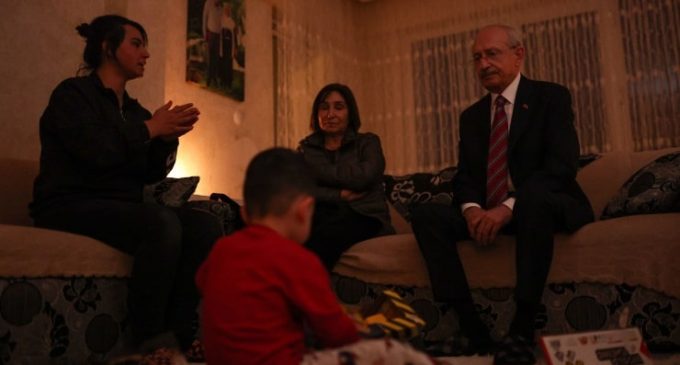 Kılıçdaroğlu’ndan dört aydır elektriği kesik aileye ziyaret: Nerede bu Saray ve şürekası?