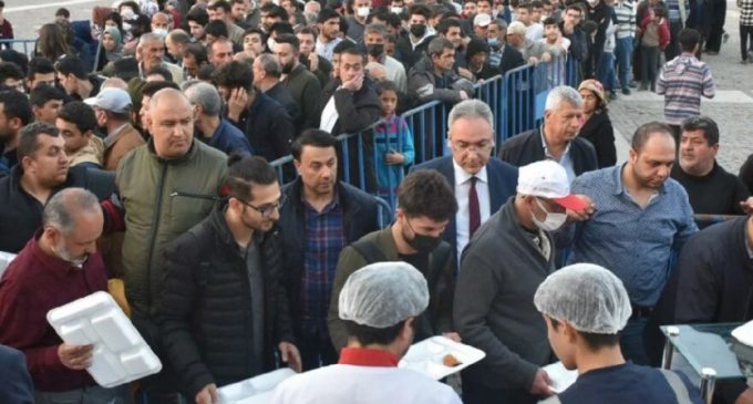 Gaziantep’te bin 500 kişilik iftar yemeğine akın: 4 bin kişi yemek için sıra bekledi
