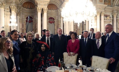 Erdoğan’ın Dolmabahçe Sarayı’ndaki iftarı: Şarkıcılar, oyuncular, YouTuberlar…