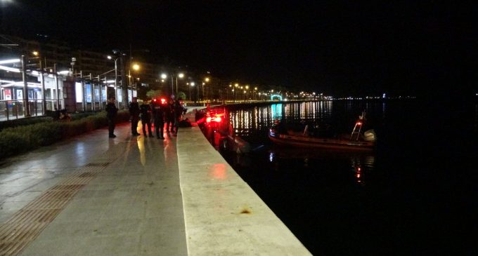 İzmir’de sahil bulvarında balık tutan vatandaşlar denizde erkek cesedi buldu