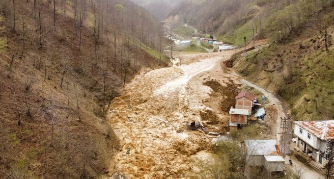 Trabzon’da heyelan: Beş ev toprak altında kaldı