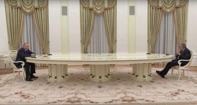 BM Genel Sekreteri’ni altı metrelik masada ağırlayan Putin’den müzakere açıklaması: Olumlu sonuç çıkmasını umuyorum