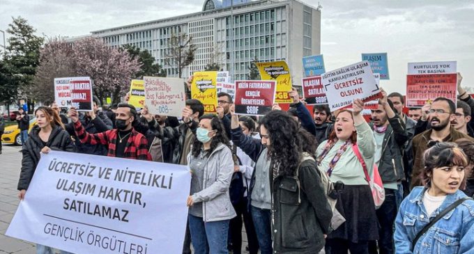 İstanbul’da öğrencilerden ulaşım zammına karşı protesto