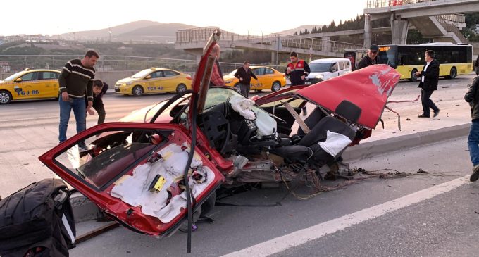 Kadıköy’de korkunç kaza: Otomobil ikiye bölündü