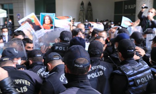 Polislerin darbetmesi yetmedi: Mersin’de 22 avukat hakkında soruşturma başlatıldı