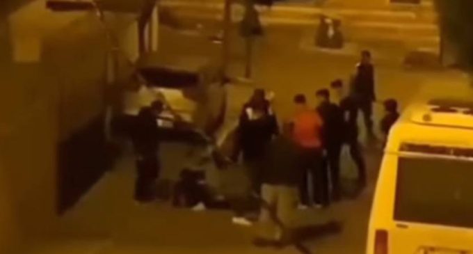 İstanbul’da bir grup saldırgan, kucağında çocuk olan kadına sokak ortasında saldırdı