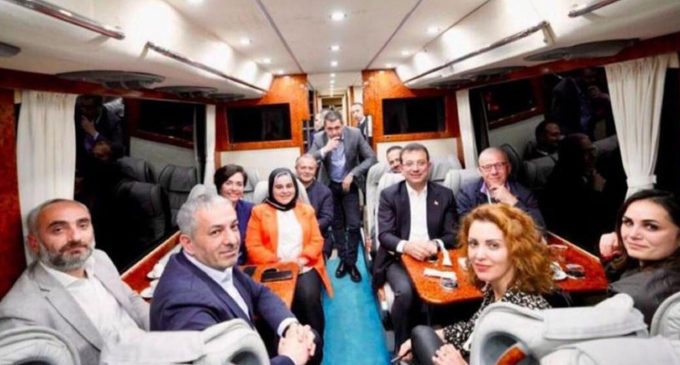 İmamoğlu’nun gezisini takip eden muhabir yazdı: Bize yarım otobüs, onlara VIP minibüs…