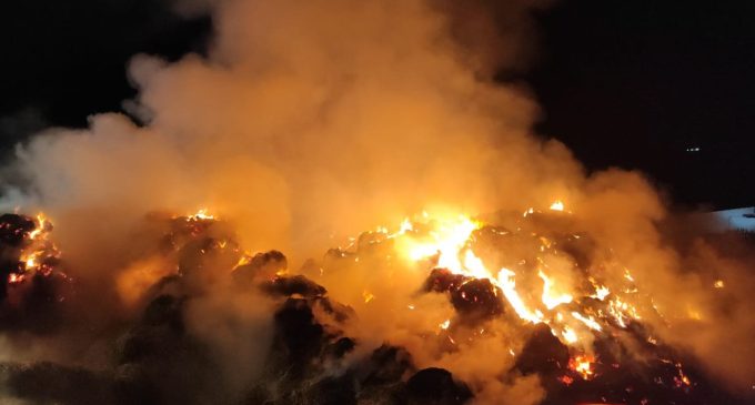 Tarım ve hayvancılık tesisinde büyük yangın: Tonlarca yem küle döndü