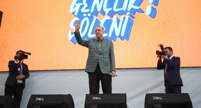 Erdoğan gençlere seslendi: Geleceğe yine omuz omuza yürüyeceğiz
