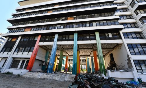 Deprem hasar görmüştü: İzmir Büyükşehir Belediyesi binası yıkılıyor