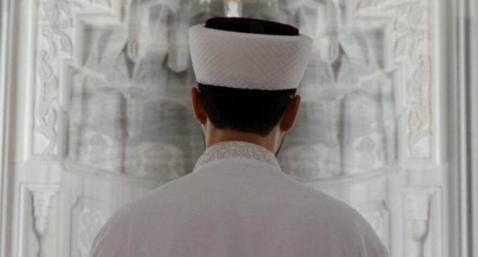 Camide eşi tarafından başka bir kadınla basılan imam skandalı: Müftü, “Dini nikâhlılarsa göreve iade ederiz” demiş