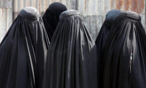Taliban’dan kadınlara yeni yasak: Burka giymeden sokağa çıkmaları yasaklandı