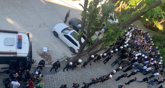 Boğaziçi Üniversitesi’ndeki Onur Yürüyüşü’ne polis saldırısı: Öğrenciler darp edilerek gözaltına alındı!