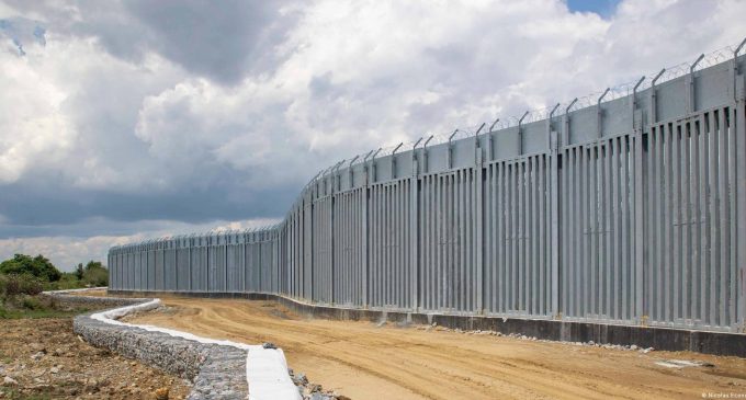 Yunanistan göçmenlere karşı Türkiye sınırındaki beton çiti uzatıyor