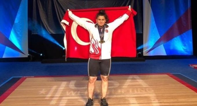 Dilara Narin halterde dünya şampiyonu oldu
