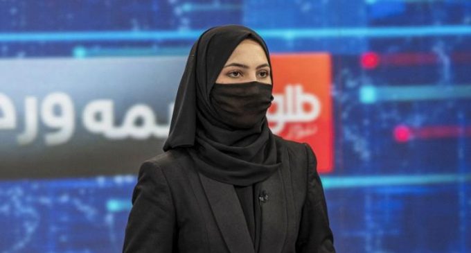 Kadın düşmanı Taliban şaşırtmadı: Afganistan’da kadın spikerler ekrana burkayla çıktı