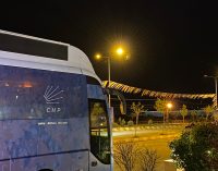 Van’da CHP’nin çalıştay düzenlediği otelin önüne AKP bayrakları asıldı, polis müdahale etmedi!