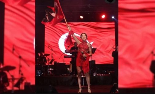 Melek Mosso’dan İzmir konseri: Konuşmaktan ve şarkı söylemekten vazgeçmeyeceğim