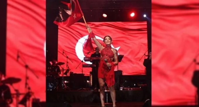 Melek Mosso’dan İzmir konseri: Konuşmaktan ve şarkı söylemekten vazgeçmeyeceğim