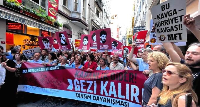 Gezi’nin dokuzuncu yıldönümünde yurttaşlar Taksim’de: Karanlık gider, Gezi kalır!