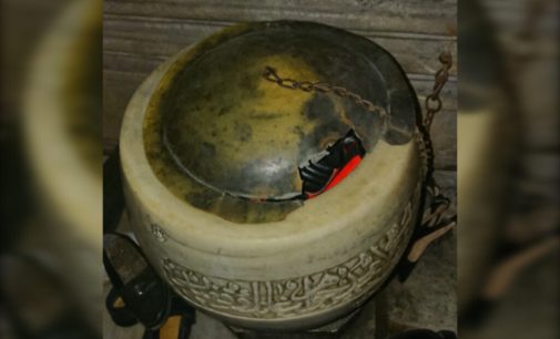 Ayasofya Camii’nde bir skandal daha: Tarihi su haznesinin kapağını kırıp içine ayakkabı koydular