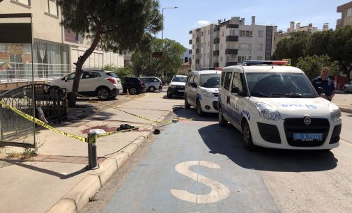 İzmir’de sokak ortasında kadın cinayeti: Ayrı yaşadığı eşini defalarca bıçaklayarak öldürdü!