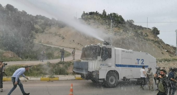 Aysel Doğan’ın cenazesinde polis saldırısı: HDP’li vekil Önlü yaralandı, çok sayıda yurttaş gözaltına alındı