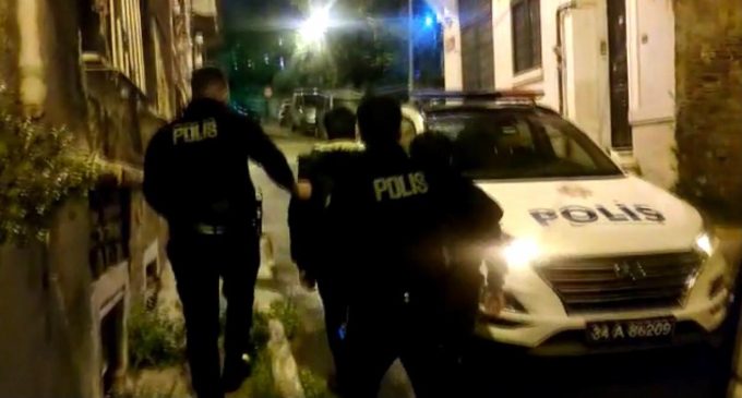 Polis, Beyoğlu’nda denetim yaptı: 97 düzensiz göçmen yakalandı…