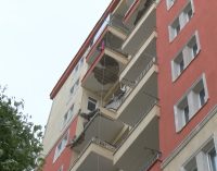 Beylikdüzü’nde şiddetli rüzgardan binanın balkonu çöktü