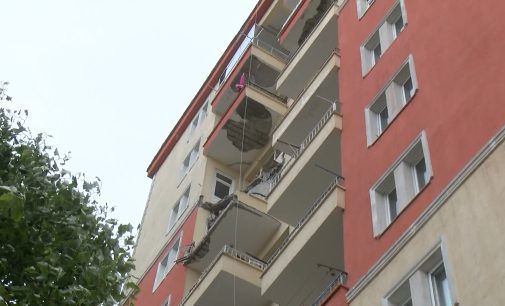 Beylikdüzü’nde şiddetli rüzgardan binanın balkonu çöktü
