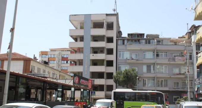 17 Ağustos depreminde eğilen bina 23 sene sonra “riskli” olduğu için yıkılıyor