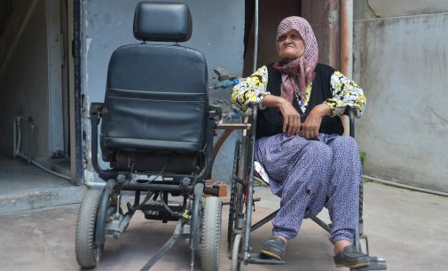 66 yaşındaki engelli kadının tekerlekli sandalyesinin akülerini çaldılar!