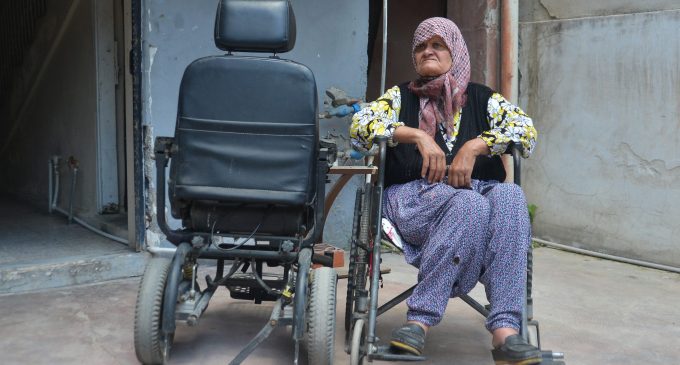 66 yaşındaki engelli kadının tekerlekli sandalyesinin akülerini çaldılar!