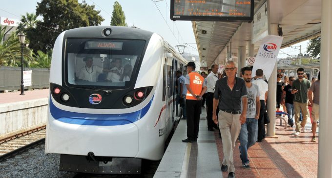 İzmir’de toplu ulaşıma bir büyük zam daha: Tek biniş 7 lira 10 kuruş, İZBAN’da blokaj 25 TL!