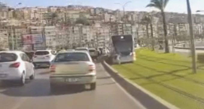 İzmir’de feci kaza: Koşarak yolun karşısına geçen çocuğa tramvay çarptı