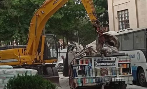 Rektörlük, öğrencilerin yaptığı gezici kütüphaneyi parçaladı