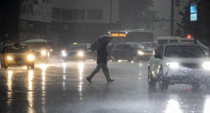 Ankara’da sağanak yağış hayatı felç etti: Çatılar uçtu, ağaçlar devrildi, bir kişi sele kapıldı…